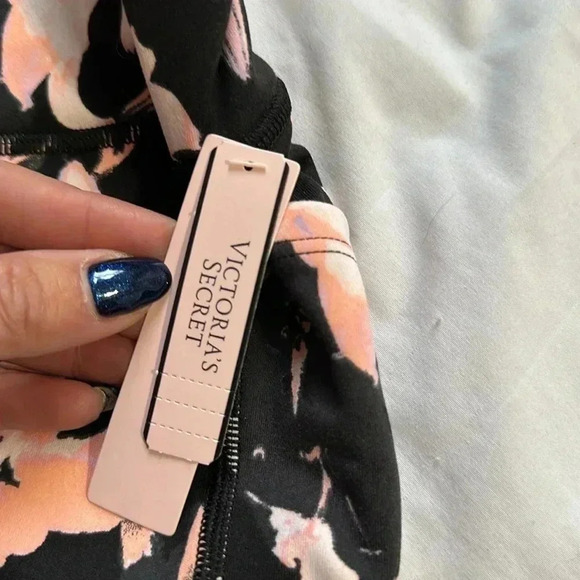 Victoria's Secret Incredible Essential Pocket Leggings Black/Pink Lily 2 NWT - Picture 5 of 6